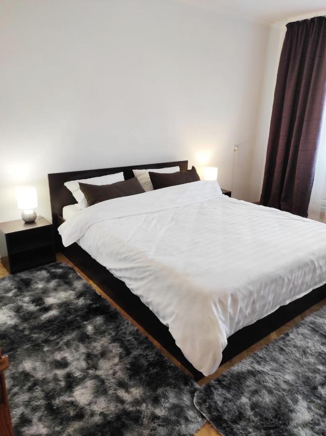 Comfortable Apartments In Centre With 3 Bedrooms Рівне Екстер'єр фото